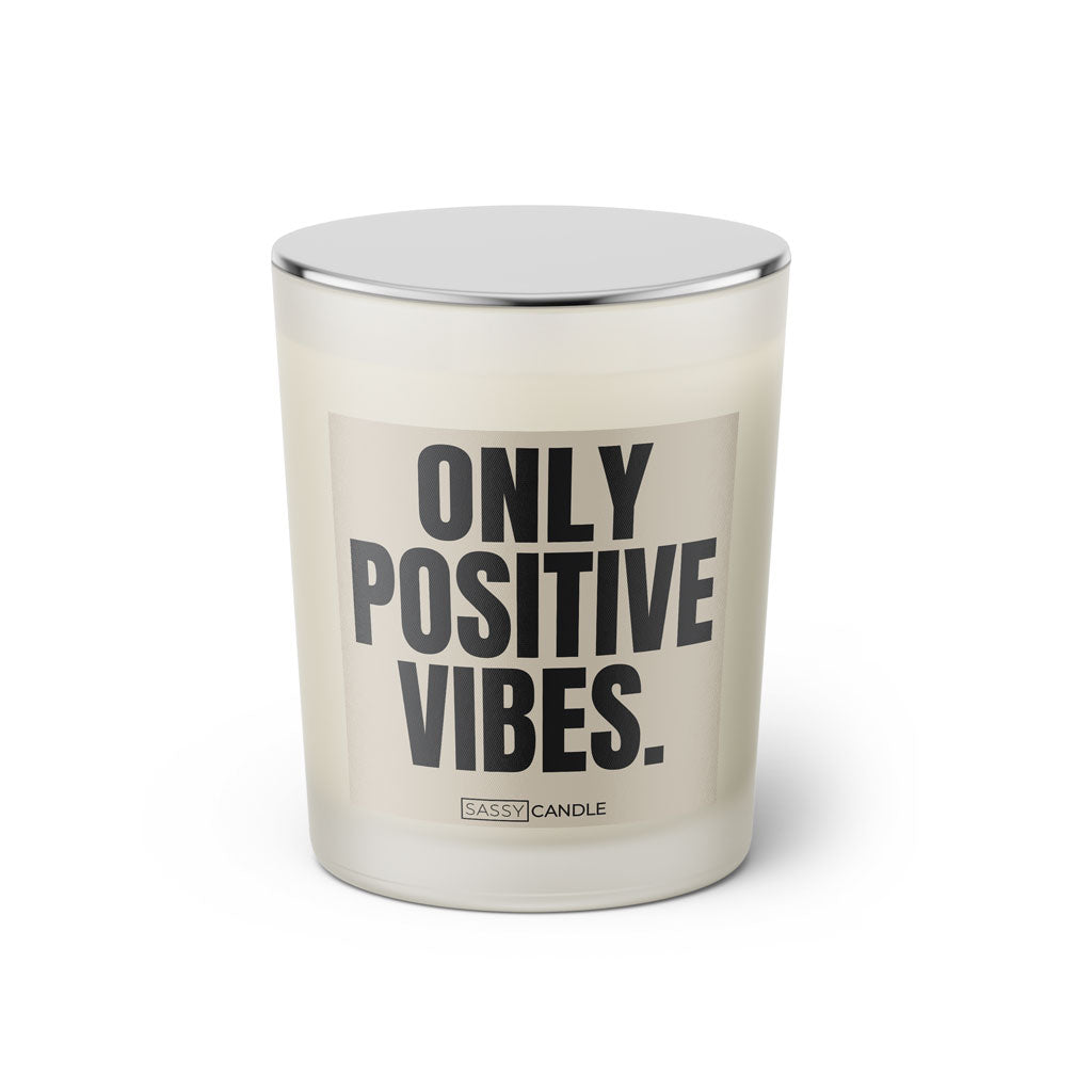 Duftkerze mit witzigem Spruch: Only positive vibes. Farbe beige und schwarze Schrift. Kerzenglas mit silbernem geschlossenem Deckel von SassyCandle.