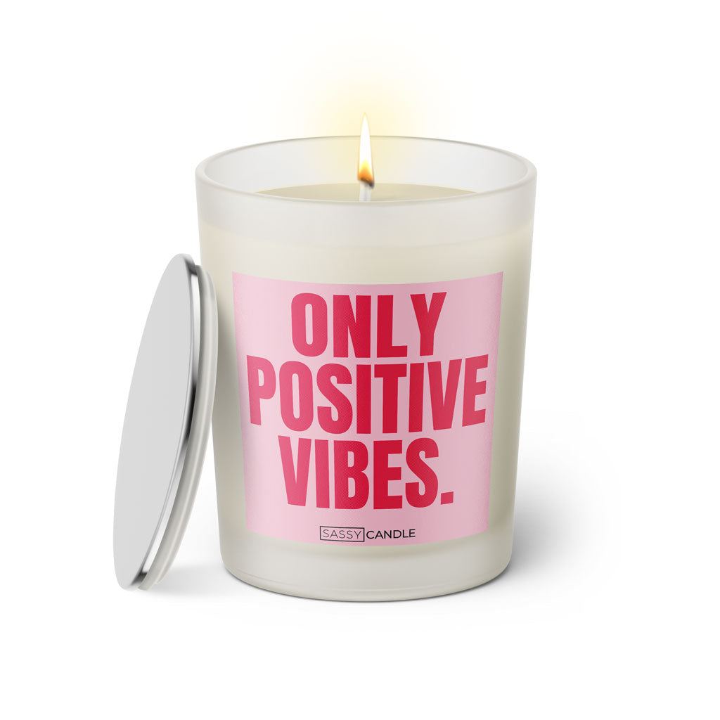 Duftkerze mit witzigem Spruch: Only positive vibes. Farbe rosa und pinke Schrift. Kerzenglas mit silbernem Deckel von SassyCandle.