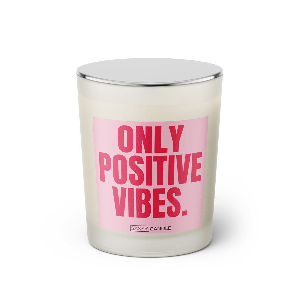 Duftkerze mit witzigem Spruch: Only positive vibes. Farbe rosa und pinke Schrift. Kerzenglas mit silbernem geschlossenem Deckel von SassyCandle.