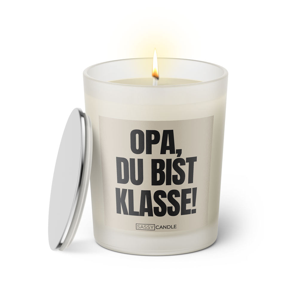 Duftkerze mit witzigem Spruch: Opa du bist klasse! Farbe beige und schwarze Schrift. Kerzenglas mit silbernem Deckel von SassyCandle.