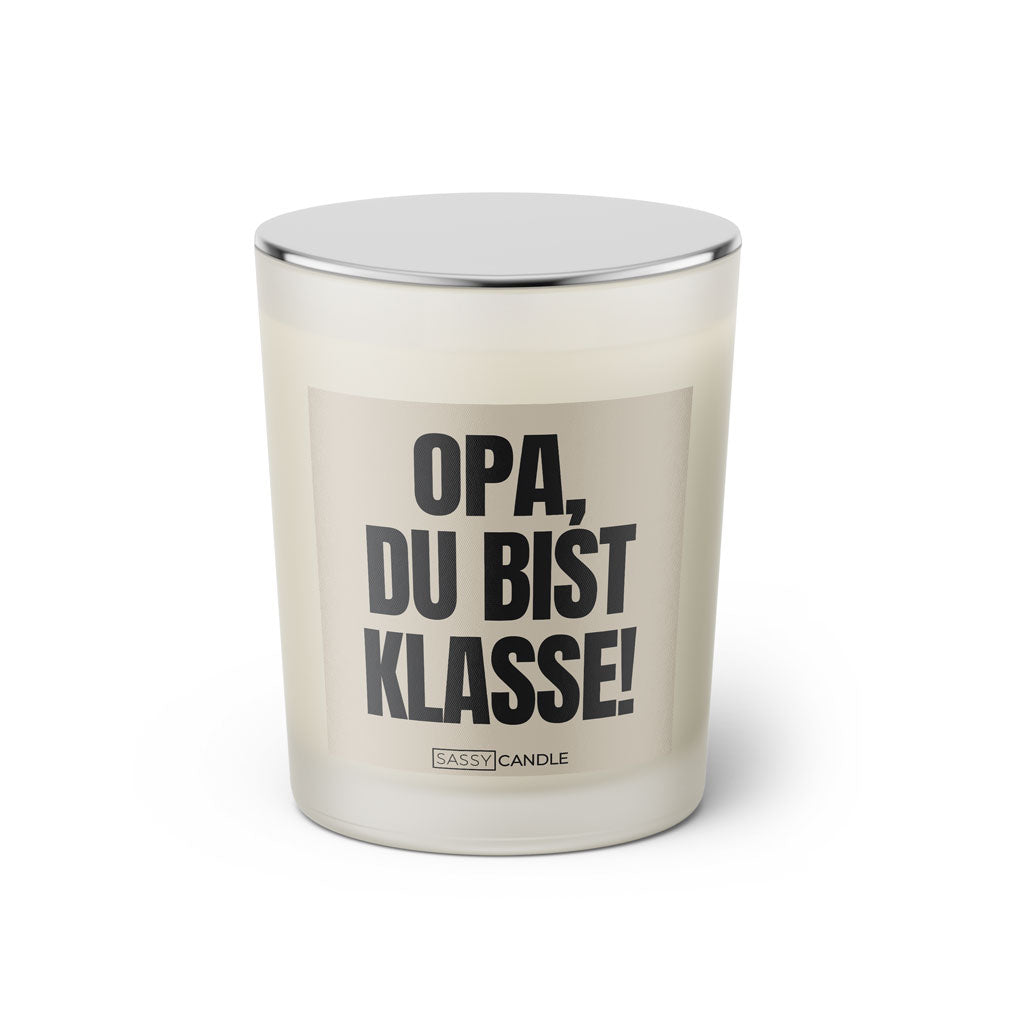 Duftkerze mit witzigem Spruch: Opa du bist klasse! Farbe beige und schwarze Schrift. Kerzenglas mit silbernem geschlossenem Deckel von SassyCandle.