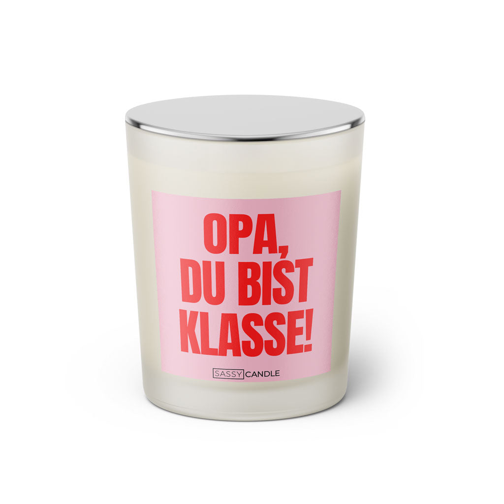 Duftkerze mit witzigem Spruch: Opa du bist klasse! Farbe rosa und pinke Schrift. Kerzenglas mit silbernem geschlossenem Deckel von SassyCandle.