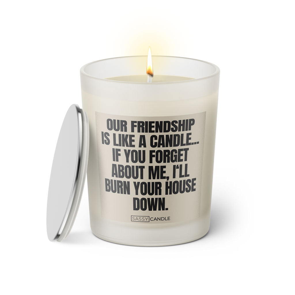 Duftkerze mit Spruch: Our friendship is like a candle... If you forget about me, I'll burn your house down. Farbe beige und schwarz von Sassy Candle.