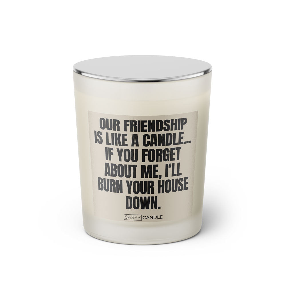 Duftkerze mit Spruch: Our friendship is like a candle... If you forget about me, I'll burn your house down. Farbe beige und schwarz von Sassy Candle.