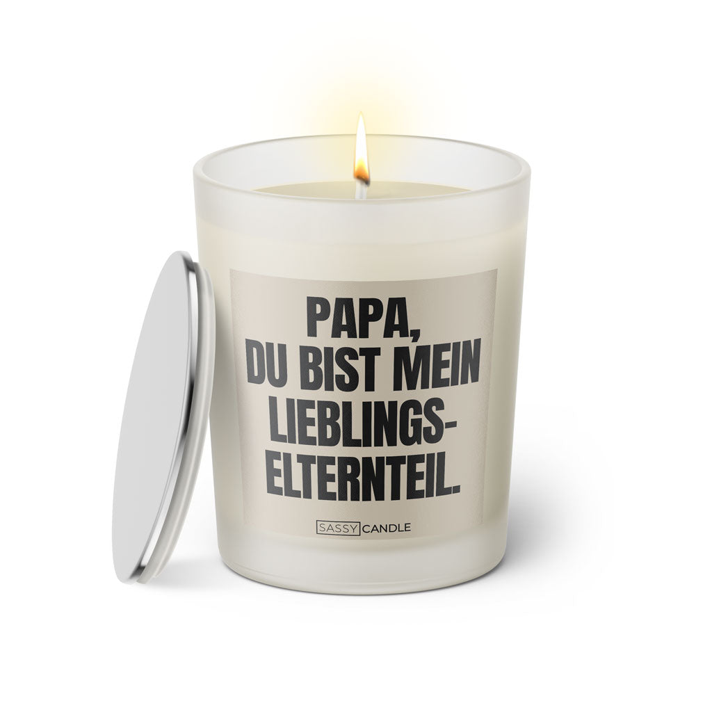 Duftkerze mit witzigem Spruch: Papa, du bist mein Lieblingselternteil! Farbe beige und schwarze Schrift. Kerzenglas mit silbernem Deckel von SassyCandle.