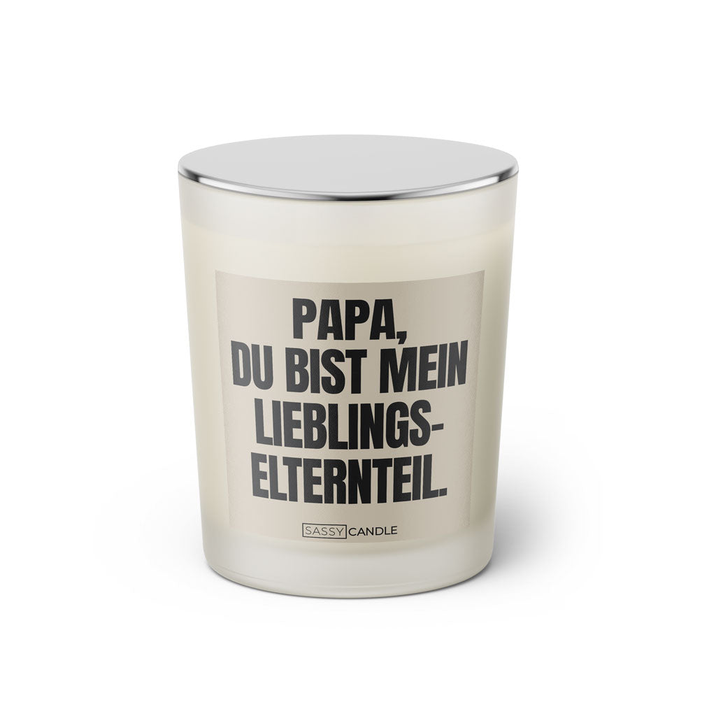 Duftkerze mit witzigem Spruch: Papa, du bist mein Lieblingselternteil! Farbe beige und schwarze Schrift. Kerzenglas mit silbernem geschlossenem Deckel von SassyCandle.