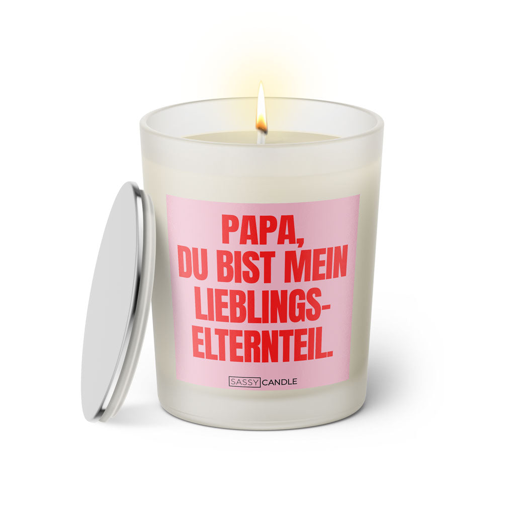 Duftkerze mit witzigem Spruch: Papa, du bist mein Lieblingselternteil! Farbe rosa und pinke Schrift. Kerzenglas mit silbernem Deckel von SassyCandle.