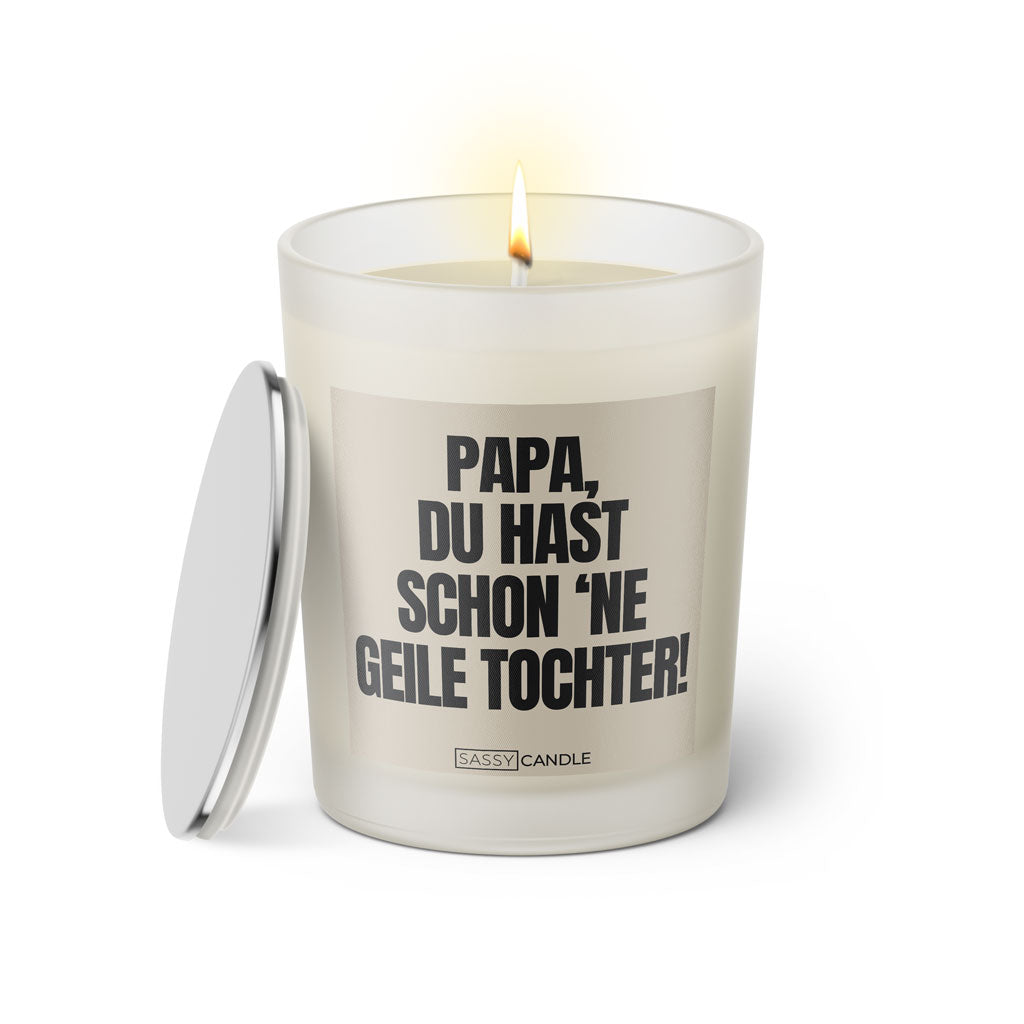 Duftkerze mit witzigem Spruch: Papa, du hast schon ne geile Tochter! Farbe beige und schwarze Schrift. Kerzenglas mit silbernem Deckel von SassyCandle.