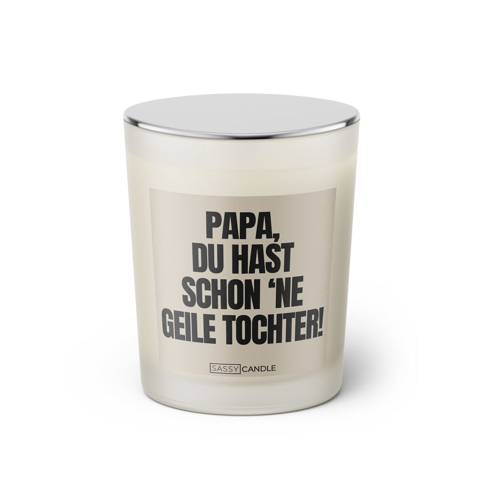 Duftkerze mit witzigem Spruch: Papa, du hast schon ne geile Tochter! Farbe beige und schwarze Schrift. Kerzenglas mit silbernem geschlossenem Deckel von SassyCandle.