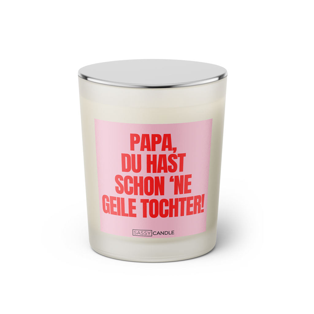 Duftkerze mit witzigem Spruch: Papa, du hast schon ne geile Tochter! Farbe rosa und pinke Schrift. Kerzenglas mit silbernem geschlossenem Deckel von SassyCandle.