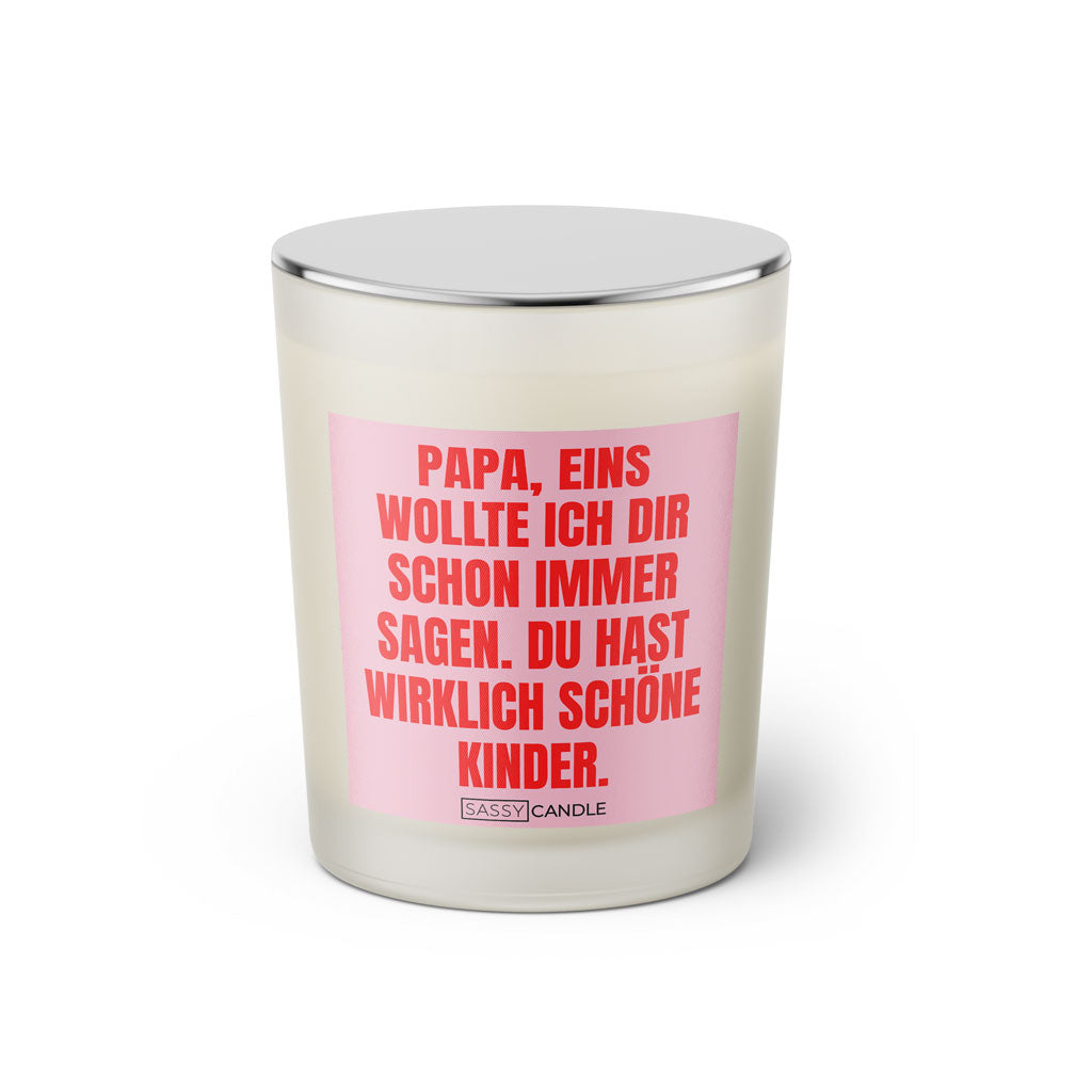 Duftkerze mit witzigem Spruch: Papa, eins wollte ich dir schon immer sagen. Du hast wirklich schöne Kinder. Farbe rosa und pink mit silbernem Deckel von Sassy Candle.