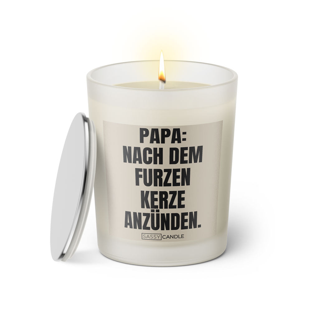 Duftkerze mit witzigem Spruch: Papa nach dem furzen Kerze anzünden. Farbe beige und schwarze Schrift. Kerzenglas mit silbernem Deckel von SassyCandle.