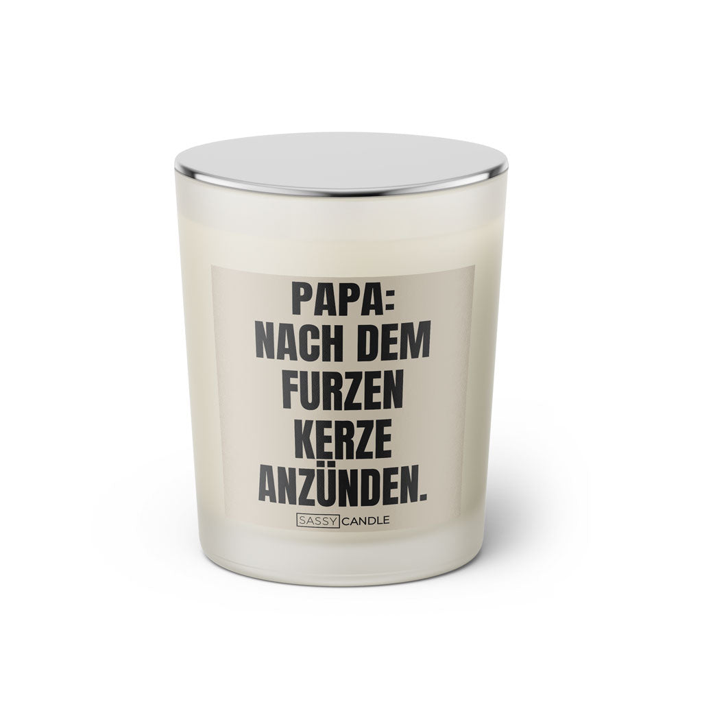 Duftkerze mit witzigem Spruch: Papa nach dem furzen Kerze anzünden. Farbe beige und schwarze Schrift. Kerzenglas mit silbernem geschlossenem Deckel von SassyCandle.