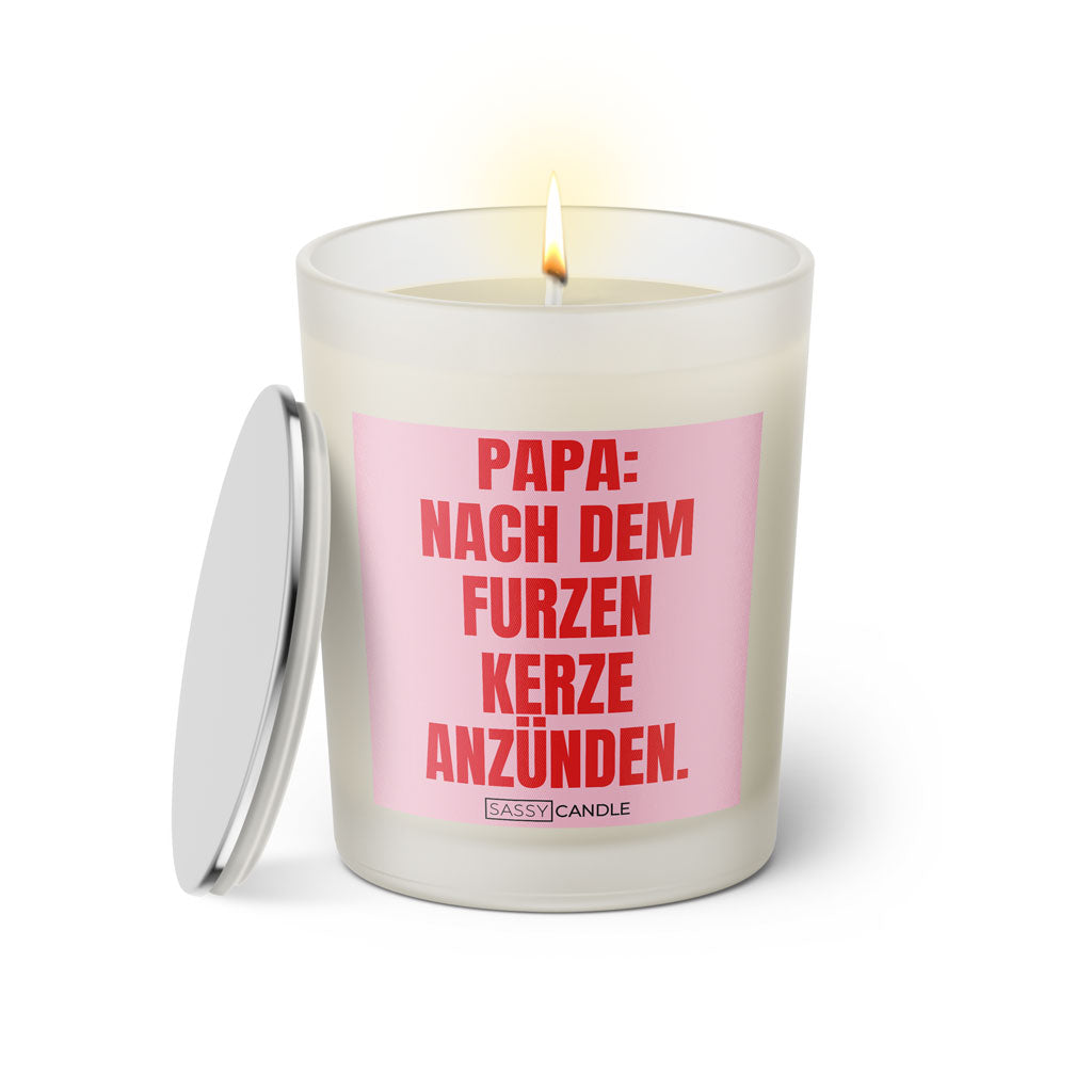 Duftkerze mit witzigem Spruch: Papa nach dem furzen Kerze anzünden. Farbe rosa und pinke Schrift. Kerzenglas mit silbernem Deckel von SassyCandle.