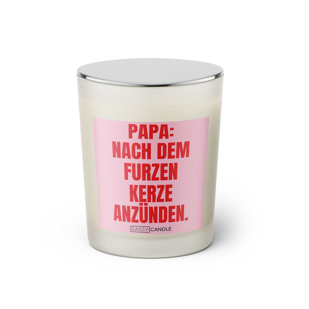 Duftkerze mit witzigem Spruch: Papa nach dem furzen Kerze anzünden. Farbe rosa und pinke Schrift. Kerzenglas mit silbernem geschlossenem Deckel von SassyCandle.