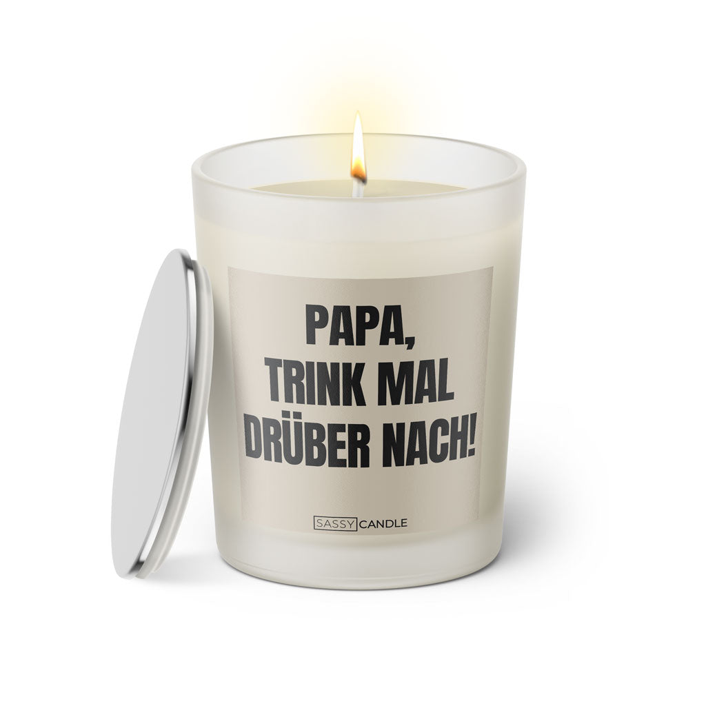 Duftkerze mit witzigem Spruch: Papa, trink mal drüber nach! Farbe beige und schwarze Schrift. Kerzenglas mit silbernem Deckel von SassyCandle.