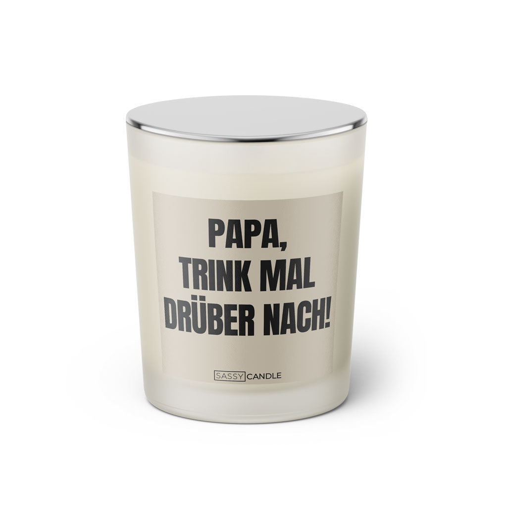 Duftkerze mit witzigem Spruch: Papa, trink mal drüber nach! Farbe beige und schwarze Schrift. Kerzenglas mit silbernem geschlossenem Deckel von SassyCandle.