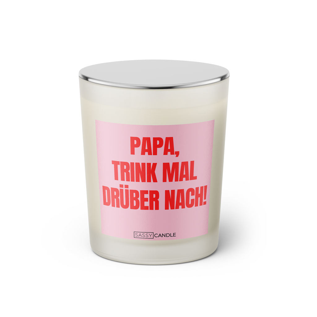 Duftkerze mit witzigem Spruch: Papa, trink mal drüber nach! Farbe rosa und pinke Schrift. Kerzenglas mit silbernem geschlossenem Deckel von SassyCandle.
