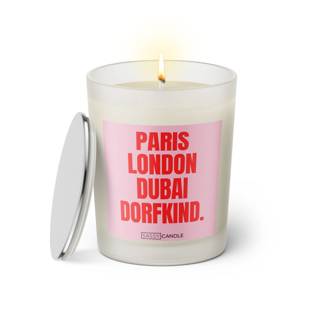 Duftkerze mit Spruch: Paris London Dubai Dorfkind. Farbe rosa und pink von Sassy Candle.