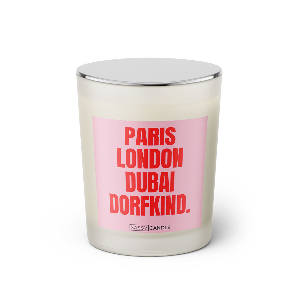 Duftkerze mit Spruch: Paris London Dubai Dorfkind. Farbe rosa und pink von Sassy Candle.