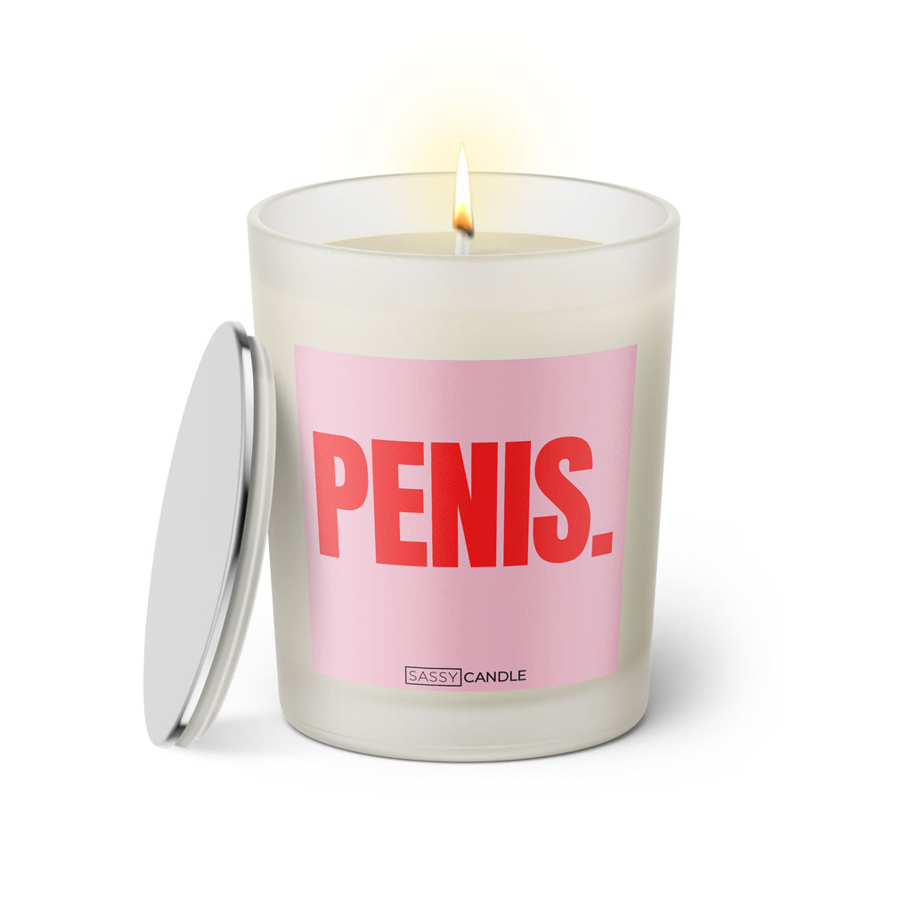 Duftkerze mit witzigen Spruch: Penis. Farbe rosa und pink von Sassy Candle.