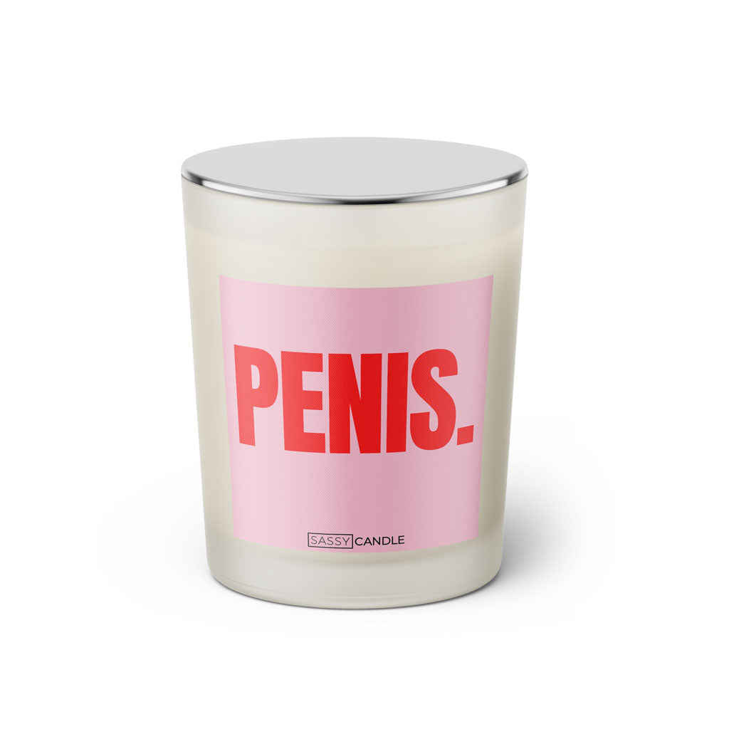 Duftkerze mit witzigen Spruch: Penis. Farbe rosa und pink von Sassy Candle.
