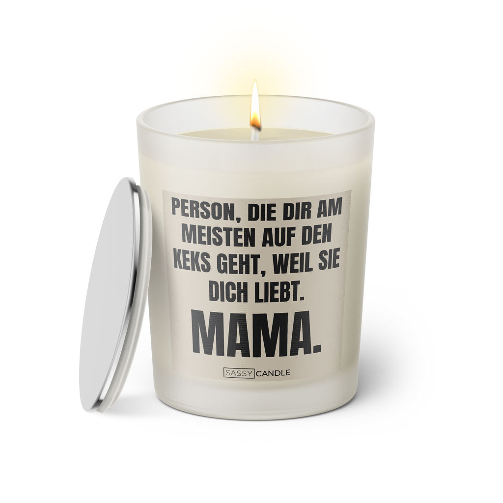 Duftkerze mit witzigem Spruch: Person, die dir am meisten auf den Keks geht, weil sie dich liebt. MAMA. Farbe beige und schwarze Schrift. Kerzenglas mit silbernem Deckel von SassyCandle.