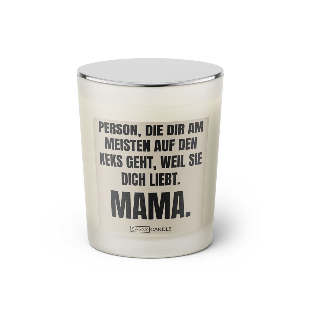 Duftkerze mit witzigem Spruch: Person, die dir am meisten auf den Keks geht, weil sie dich liebt. MAMA. Farbe beige und schwarze Schrift. Kerzenglas mit silbernem geschlossenem Deckel von SassyCandle.