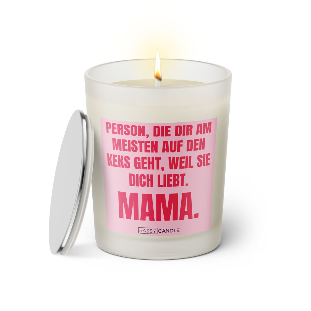 Duftkerze mit witzigem Spruch: Person, die dir am meisten auf den Keks geht, weil sie dich liebt. MAMA. Farbe rosa und pinke Schrift. Kerzenglas mit silbernem Deckel von SassyCandle.