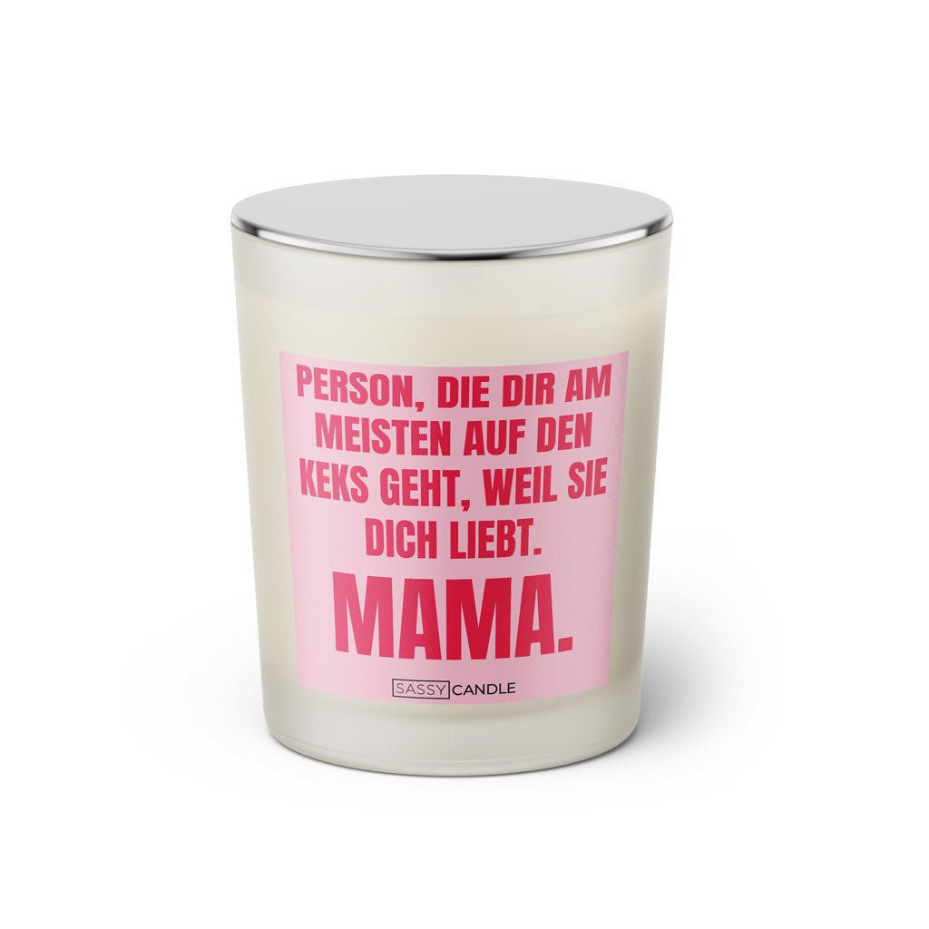 Duftkerze mit witzigem Spruch: Person, die dir am meisten auf den Keks geht, weil sie dich liebt. MAMA. Farbe rosa und pinke Schrift. Kerzenglas mit silbernem geschlossenem Deckel von SassyCandle.