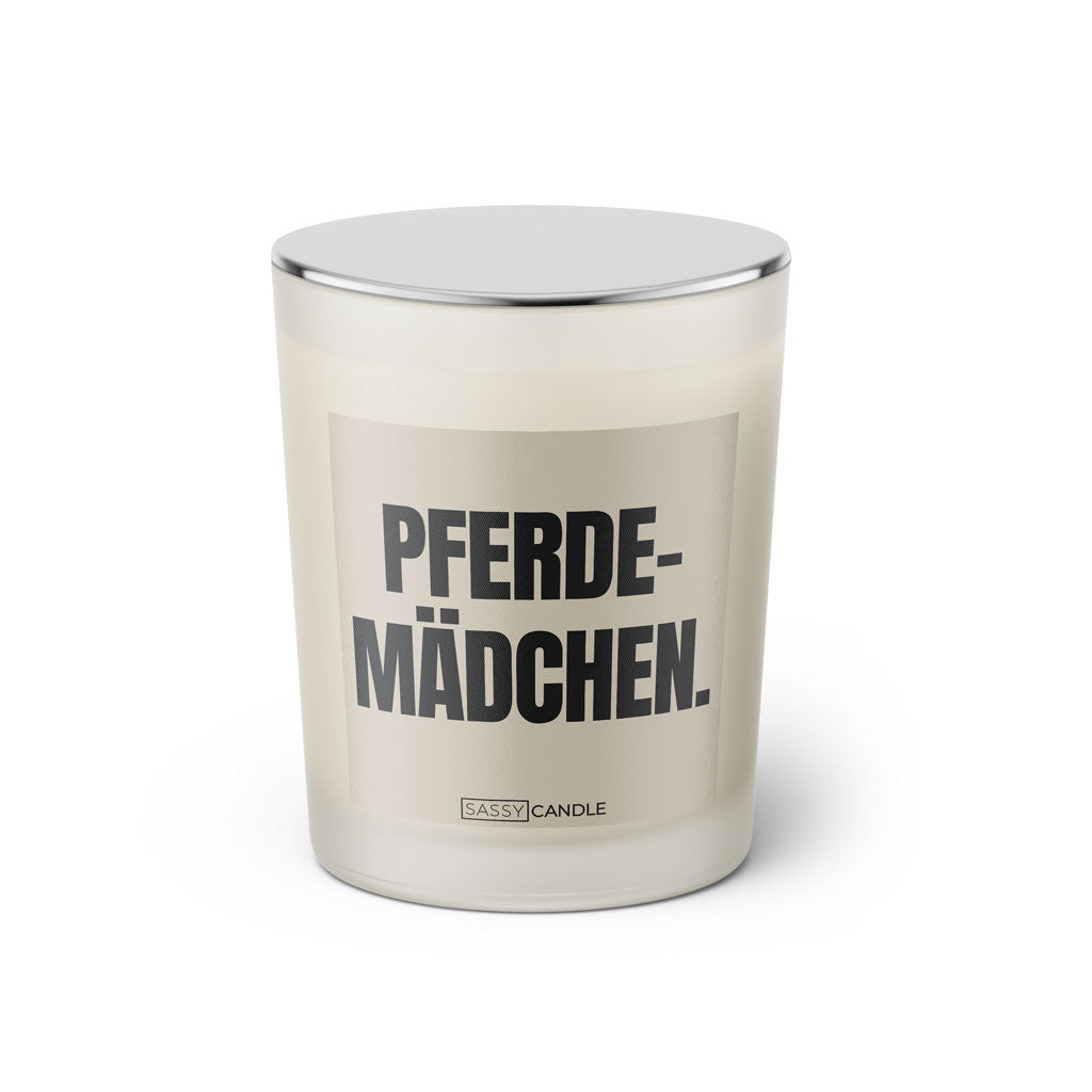 Duftkerze mit Spruch: Pferdemädchen. Farbe beige und schwarz von Sassy Candle.
