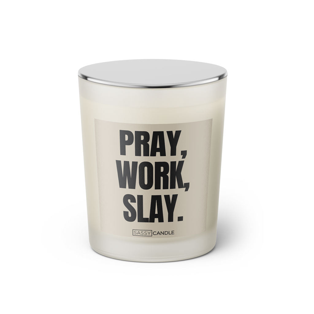 Duftkerze mit witzigen Spruch: Pray, Work, Slay. Farbe beige und schwarz von Sassy Candle.