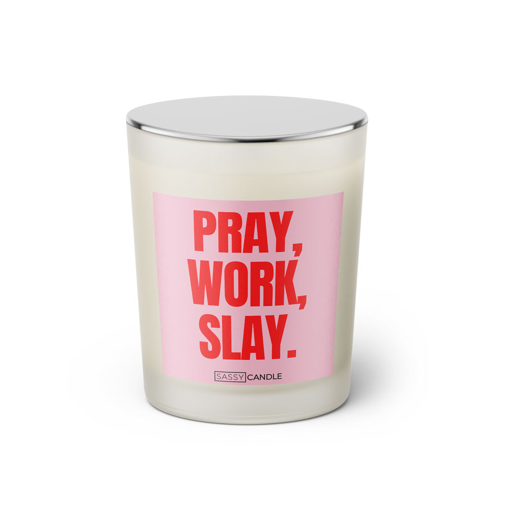 Duftkerze mit witzigen Spruch: Pray, Work, Slay. Farbe rosa und pink von Sassy Candle.