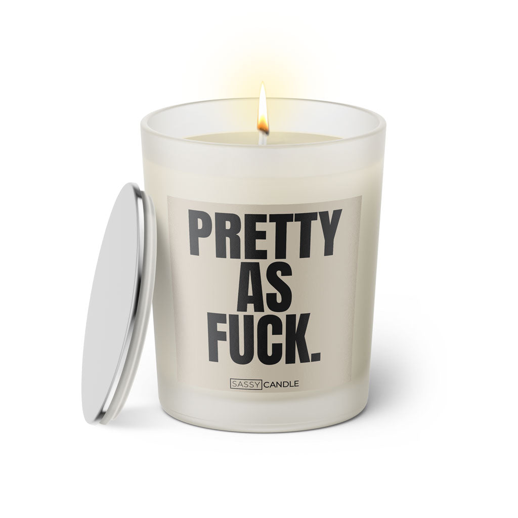 Duftkerze mit witzigem Spruch: Pretty as Fuck. Farbe beige und schwarze Schrift. Kerzenglas mit silbernem Deckel von SassyCandle.