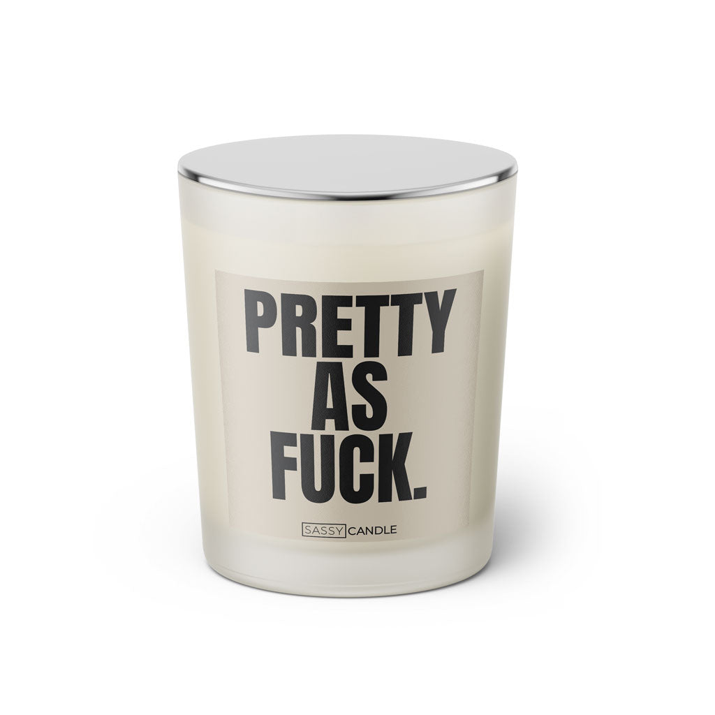Duftkerze mit witzigem Spruch: Pretty as Fuck. Farbe beige und schwarze Schrift. Kerzenglas mit silbernem geschlossenem Deckel von SassyCandle.