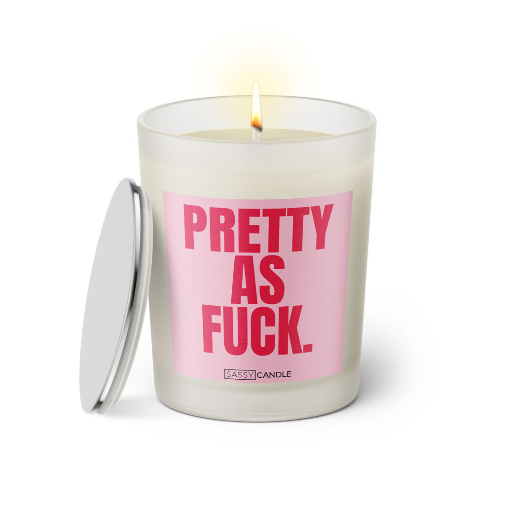 Duftkerze mit witzigem Spruch: Pretty as Fuck. Farbe rosa und pinke Schrift. Kerzenglas mit silbernem Deckel von SassyCandle.