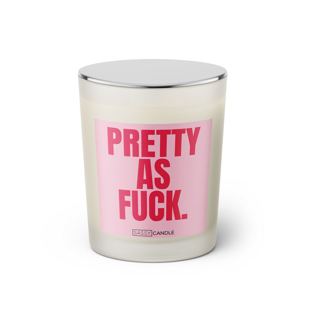 Duftkerze mit witzigem Spruch: Pretty as Fuck. Farbe rosa und pinke Schrift. Kerzenglas mit silbernem geschlossenem Deckel von SassyCandle.