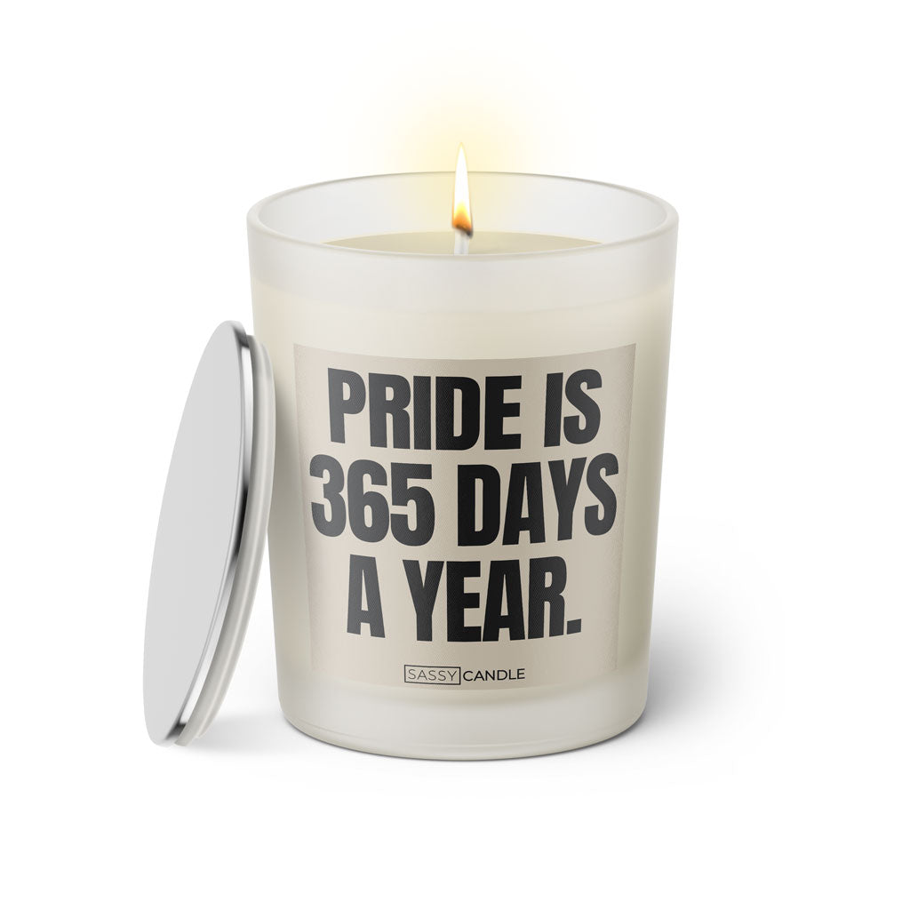 Duftkerze mit witzigen Spruch: Mood: Pride is 365 days a year. Farbe beige und schwarz von Sassy Candle.
