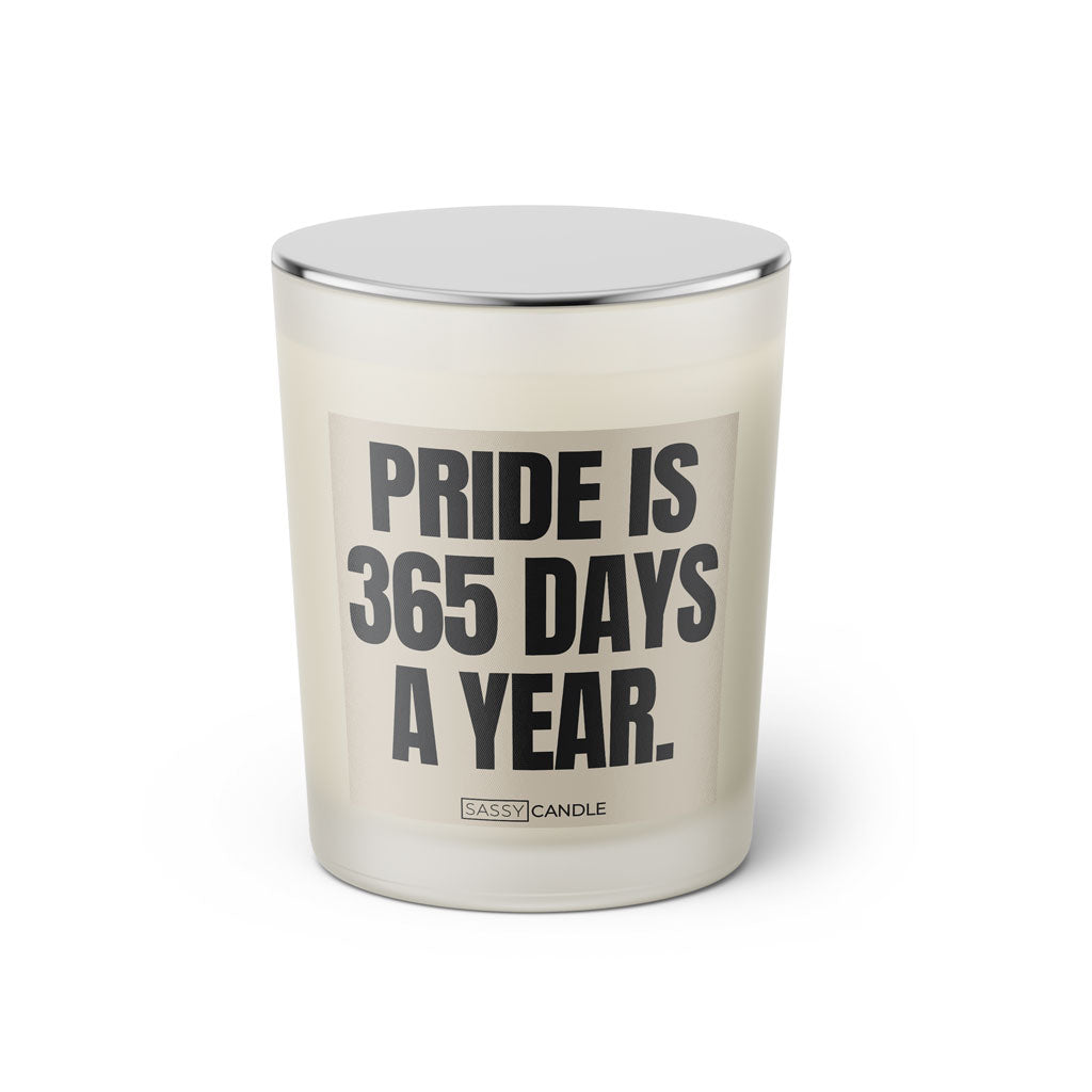Duftkerze mit witzigen Spruch: Mood: Pride is 365 days a year. Farbe beige und schwarz von Sassy Candle.