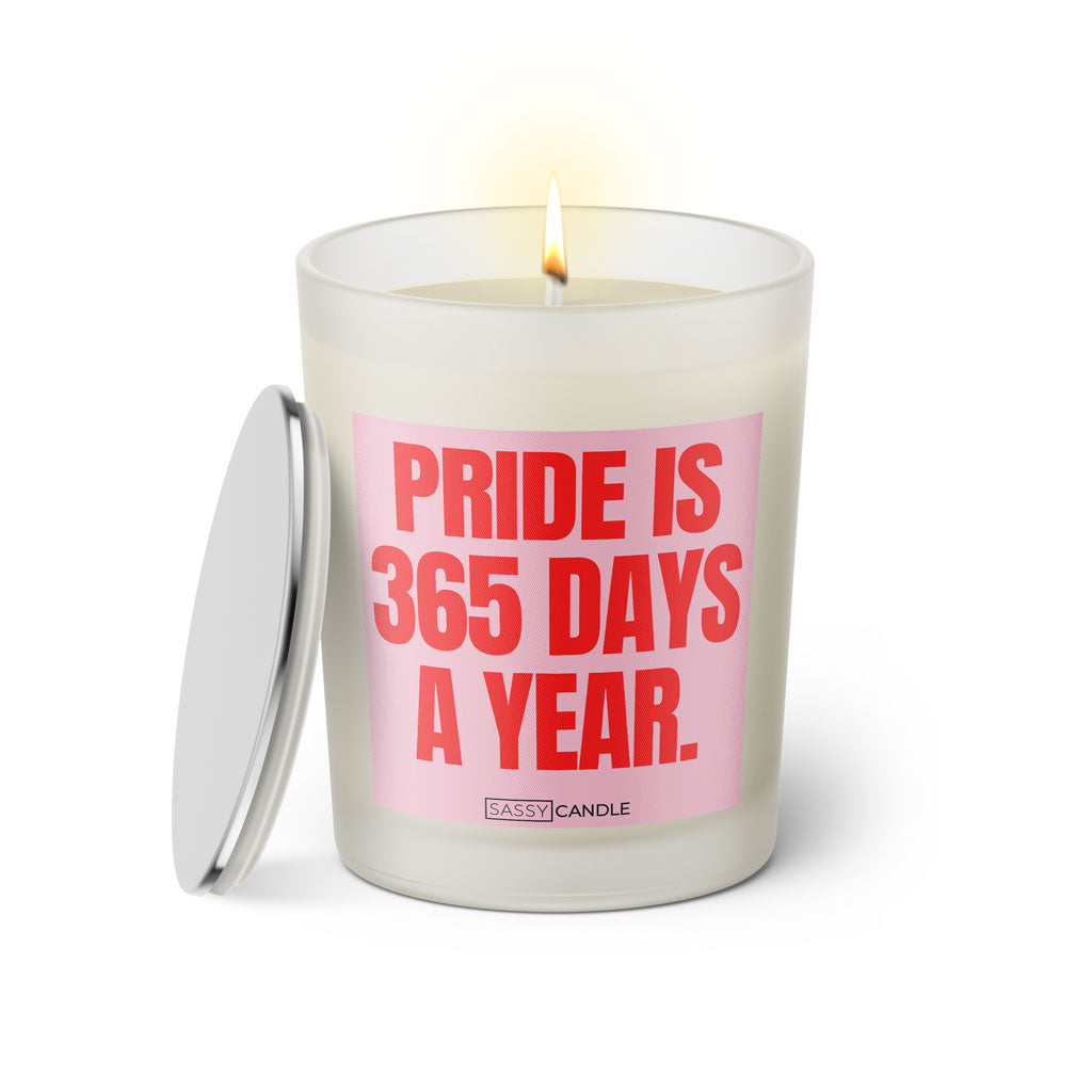 Duftkerze mit witzigen Spruch: Mood: Pride is 365 days a year. Farbe rosa und pink von Sassy Candle.