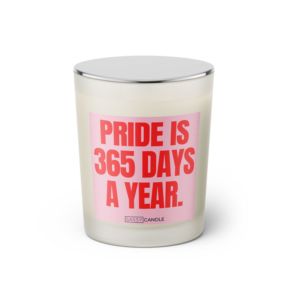 Duftkerze mit witzigen Spruch: Mood: Pride is 365 days a year. Farbe rosa und pink von Sassy Candle.