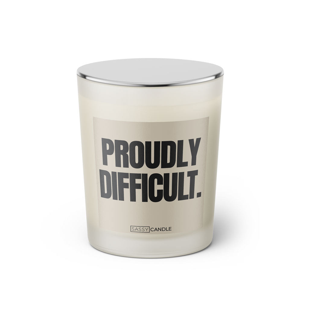 Duftkerze mit witzigen Spruch: Proudly Difficult. Farbe beige und schwarz von Sassy Candle.