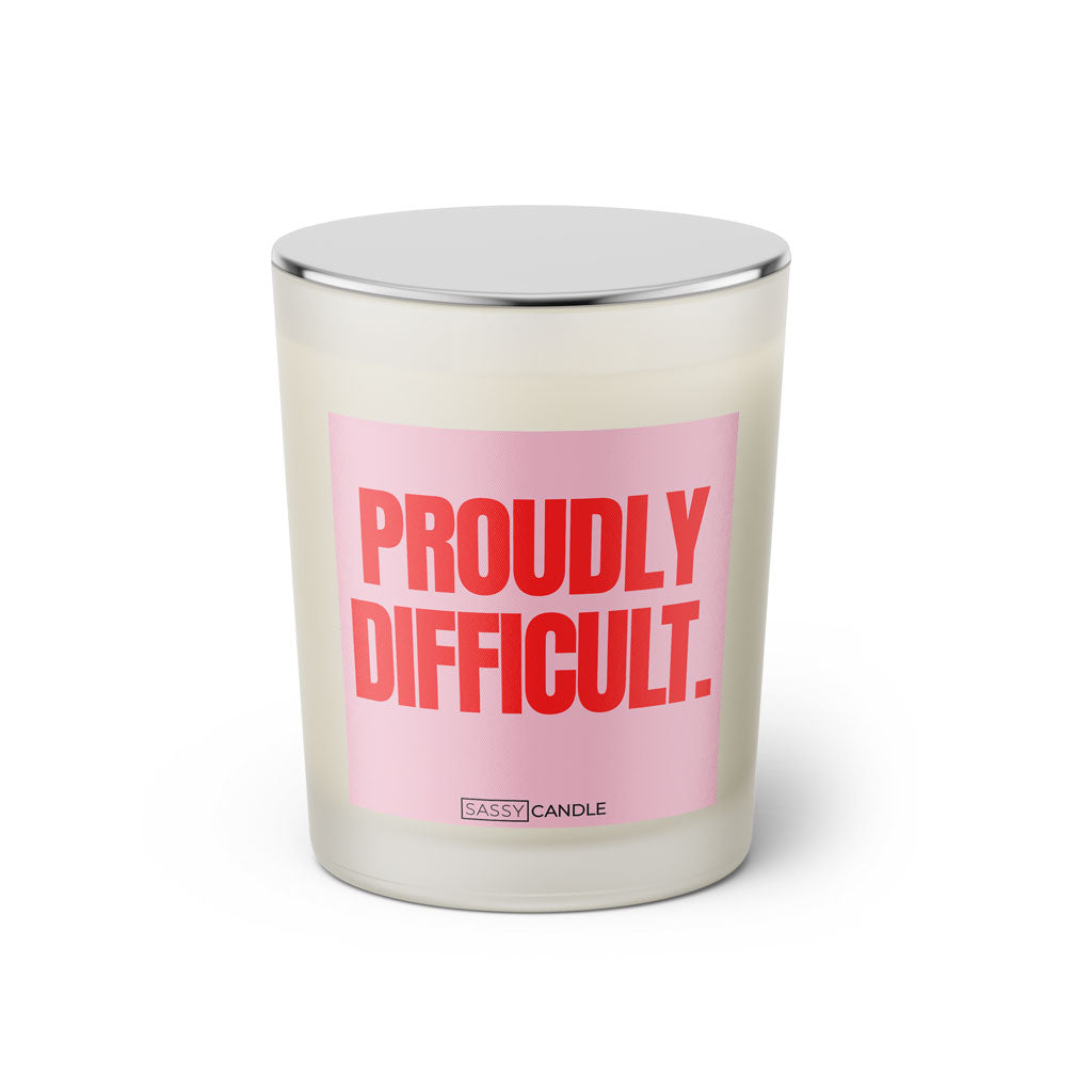 Duftkerze mit witzigen Spruch: Proudly Difficult. Farbe rosa und pink von Sassy Candle.