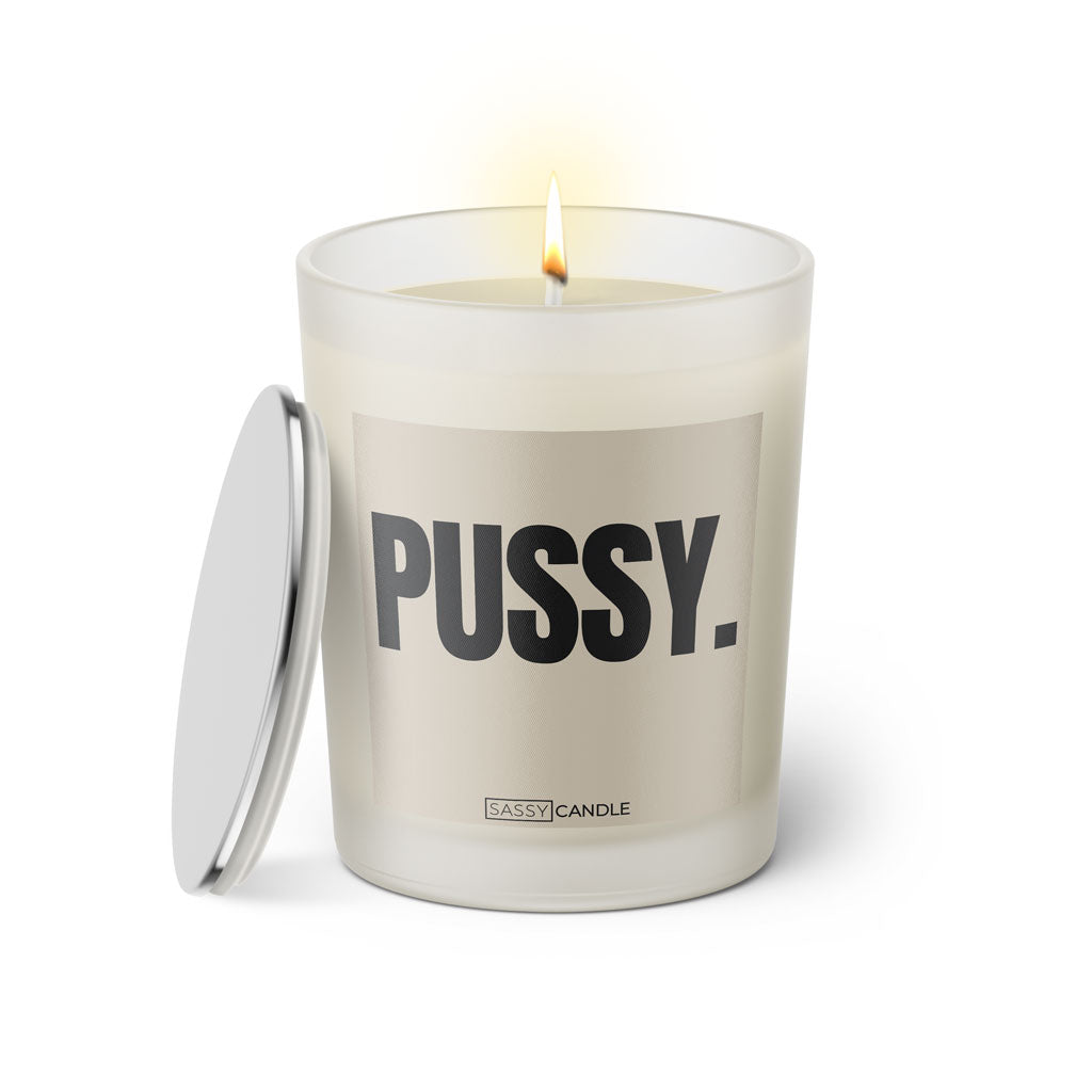 Duftkerze mit witzigen Spruch: Pussy. Farbe beige und schwarz von Sassy Candle.
