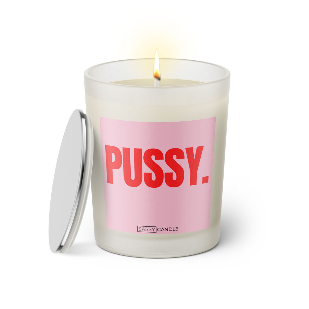 Duftkerze mit witzigen Spruch: Pussy. Farbe rosa und pink von Sassy Candle.