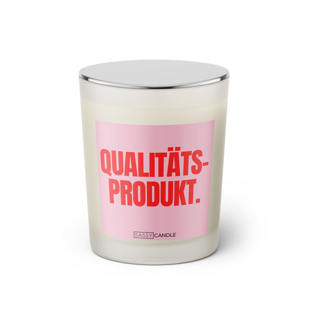Duftkerze mit Spruch: Qualitätsprodukt. Farbe rosa und pink von Sassy Candle.
