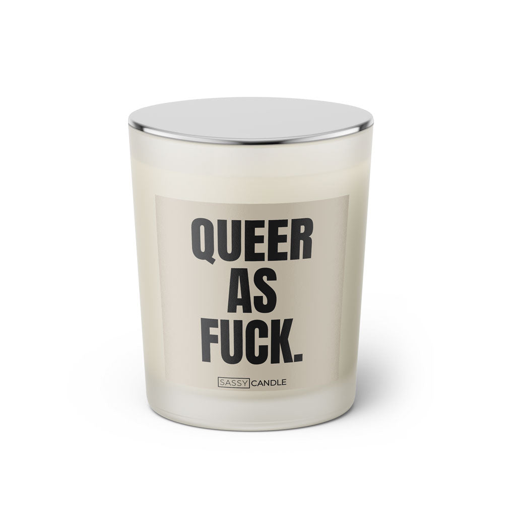 Duftkerze mit witzigen Spruch: Queer as Fuck. Farbe beige und schwarz von Sassy Candle.