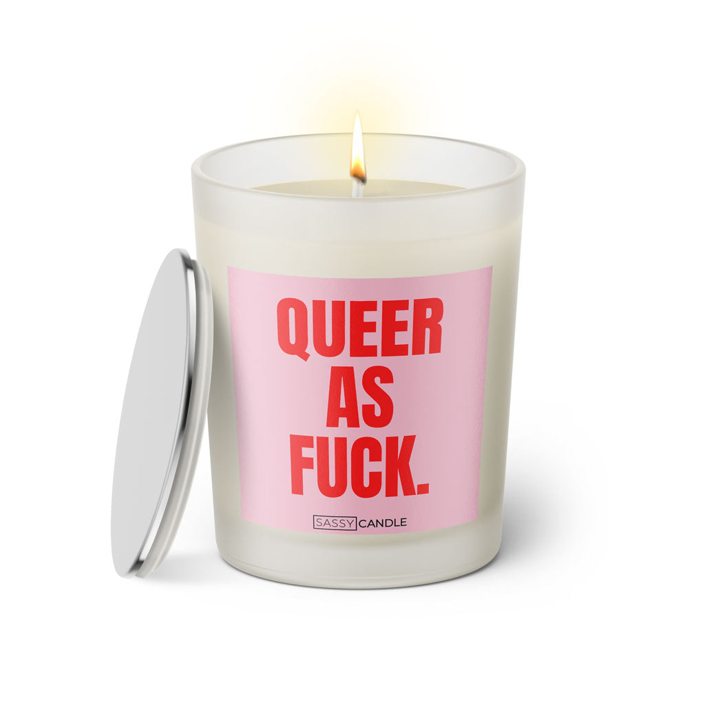 Duftkerze mit witzigen Spruch: Queer as Fuck. Farbe rosa und pink von Sassy Candle.