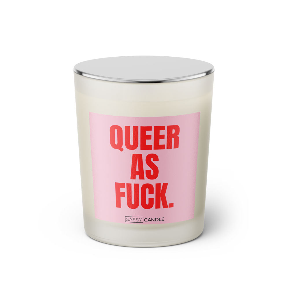 Duftkerze mit witzigen Spruch: Queer as Fuck. Farbe rosa und pink von Sassy Candle.