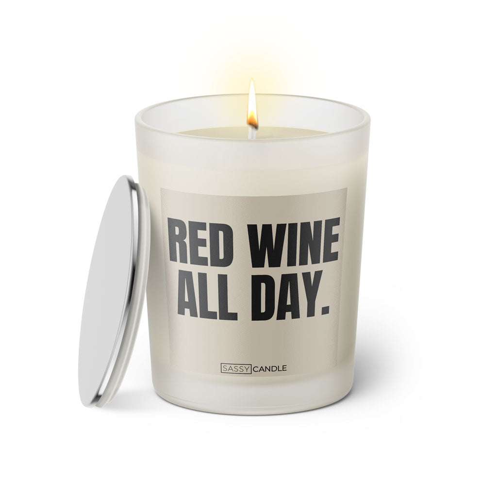 Duftkerze mit witzigem Spruch: Red Wine All Day. Farbe beige und schwarze Schrift. Kerzenglas mit silbernem Deckel von SassyCandle.